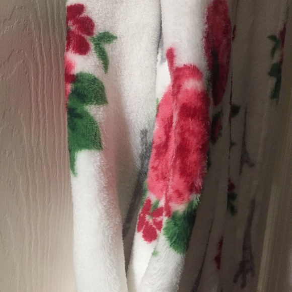 Betsy Johnson throw, NWT - Picture 5 of 7